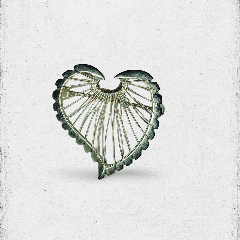 5174u. Goldtone Vintage Heart-Shaped Brooch
